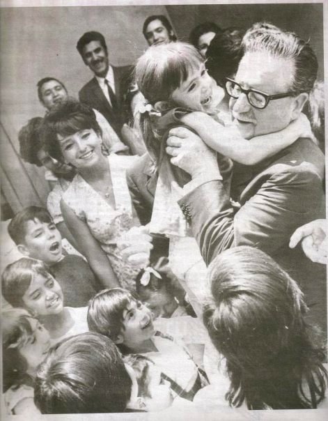 Paula Varas G. hija del exilio y voz de los ochenta.