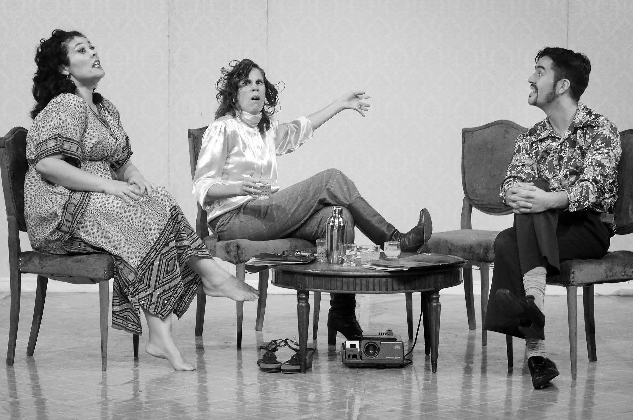 Teatro: Posmemoria, política y humor en El Taller de Nona Fernández